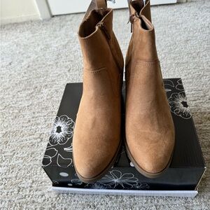 NWT camel shoe boot. Size 7
